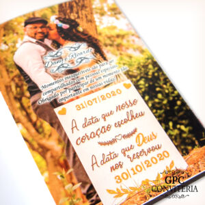 Caderno de assinatura ou de mensagem com foto do casal, sendo a noiva beijando o noivo no rosto